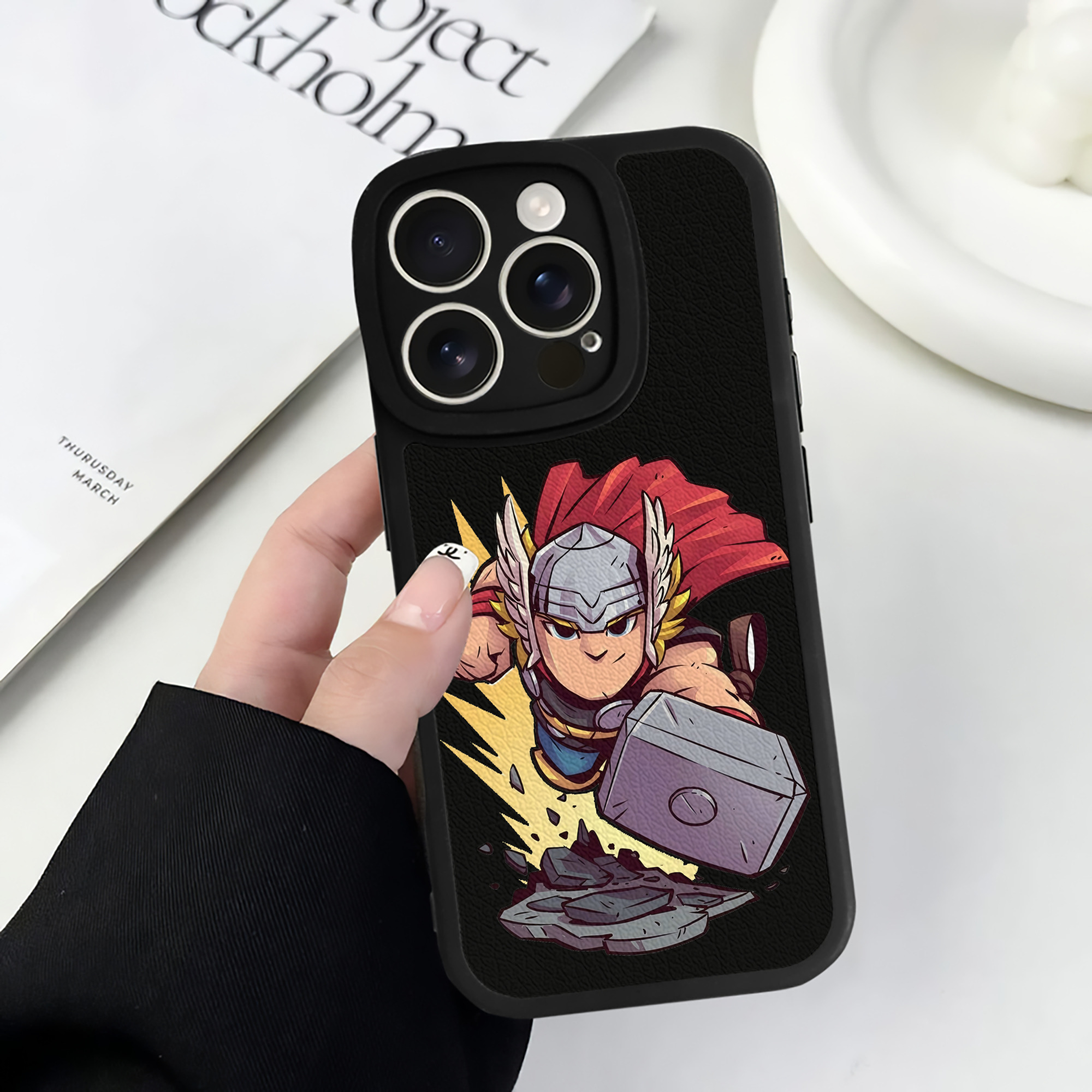 （画像用） アベンジャーズ The Avengers 【iPhone 16シリーズ対応】シリコンスマホケース（レザー調） 材質：シリコン